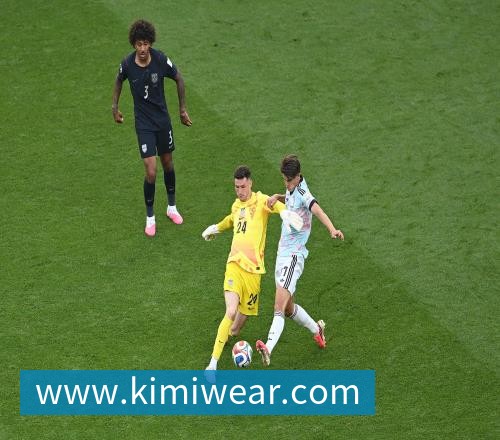 完美体育记者：哈钦森已经抵达米兰周一体检，350万欧租借费+选择买断